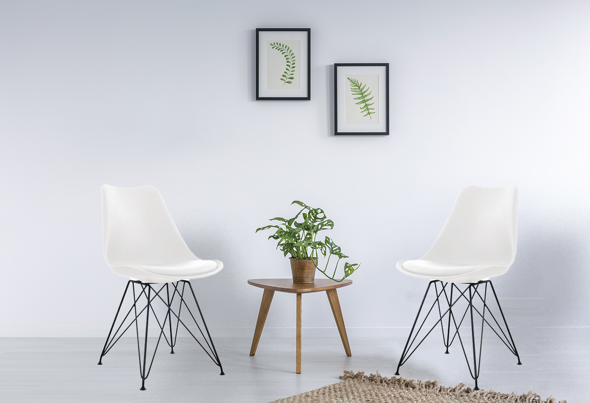 Απεικονίζονται δύο καρέκλες Toulouse ενώ ανάμεσα τους υπάρχει ένα ξύλινο τραπέζι 